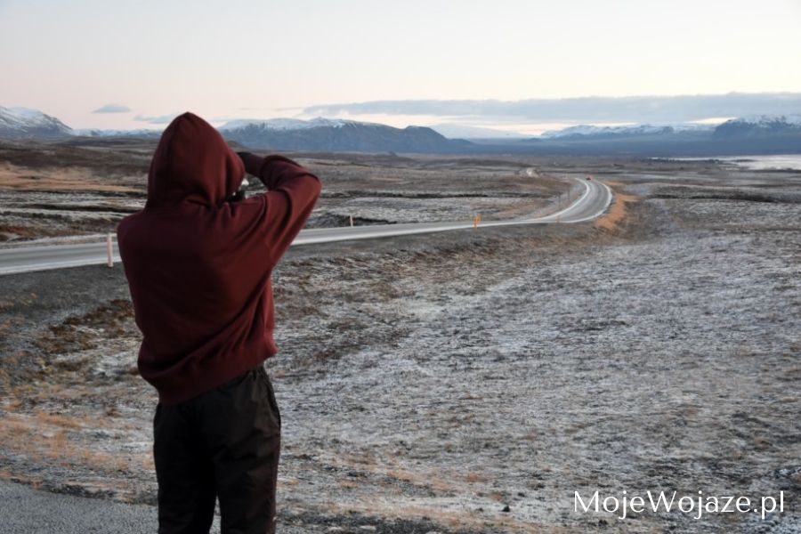 Droga do parku Thingvellir na Islandii z ograniczeniem prędkości do 90 km/h za której przekroczenie grozi wysoki mandat