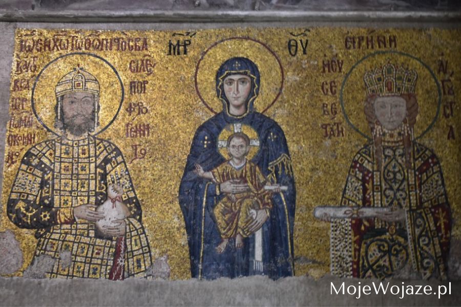 Podziwiaj Matkę Boską z Dzieciątkiem Jezus w otoczeniu cesarza Jana II Komnena i jego żony cesarzowej Ireny, na mozaice będącej apoteozą szczodrości pary cesarskiej na rzecz kościoła